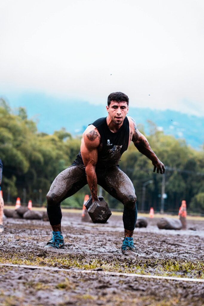 رجل يمارس تمارين اللياقة في الهواء الطلق لتحسين الصحة والطاقة