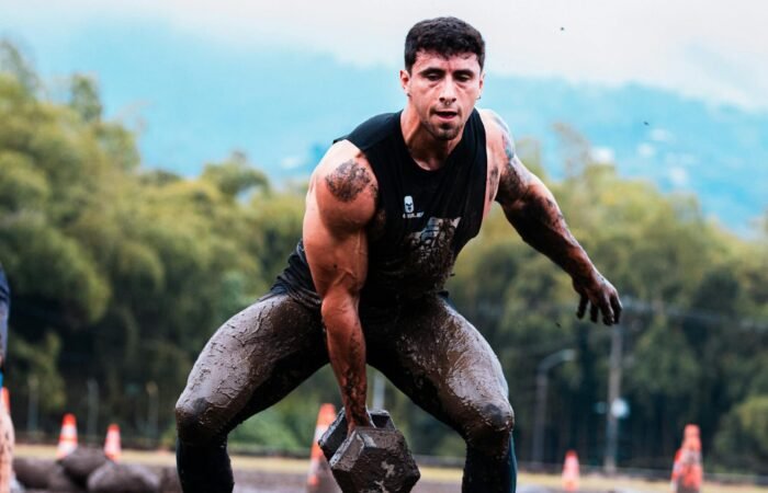 رجل يمارس تمارين اللياقة في الهواء الطلق لتحسين الصحة والطاقة