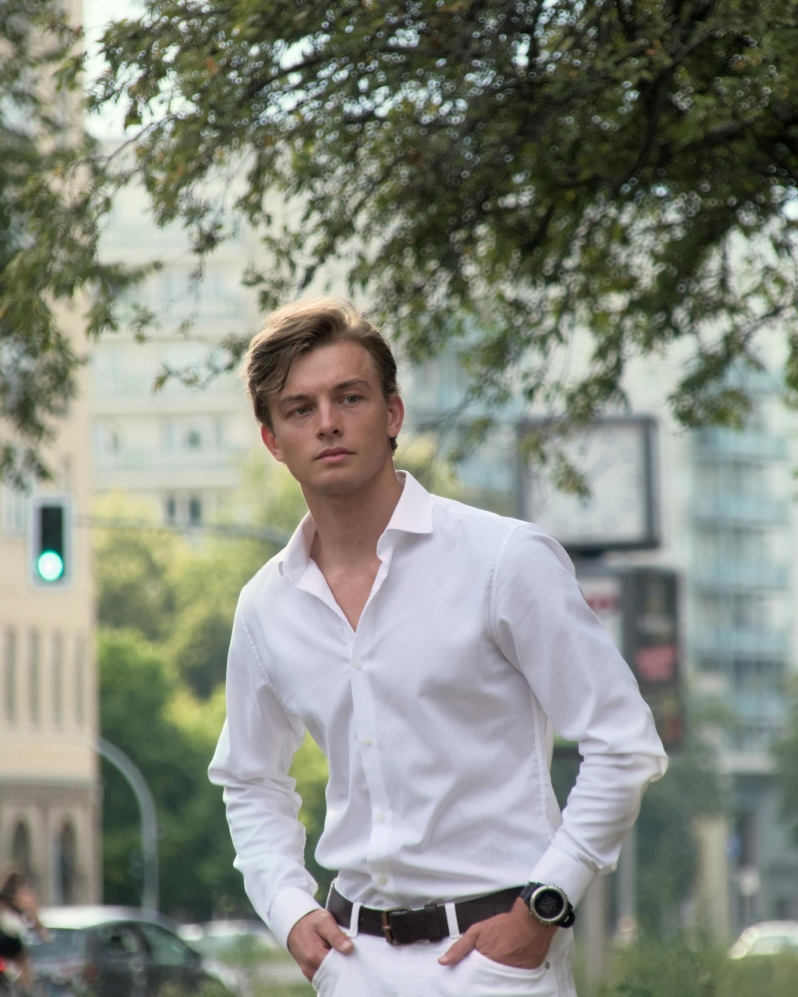 "رجل يستمتع بالطاقة والنشاط الناتجين عن العناية بالجسم