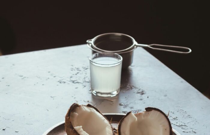 مكونات طبيعية لتحضير مقشر منزلي للجسم في المنزل مثل السكر والليمون والزيت