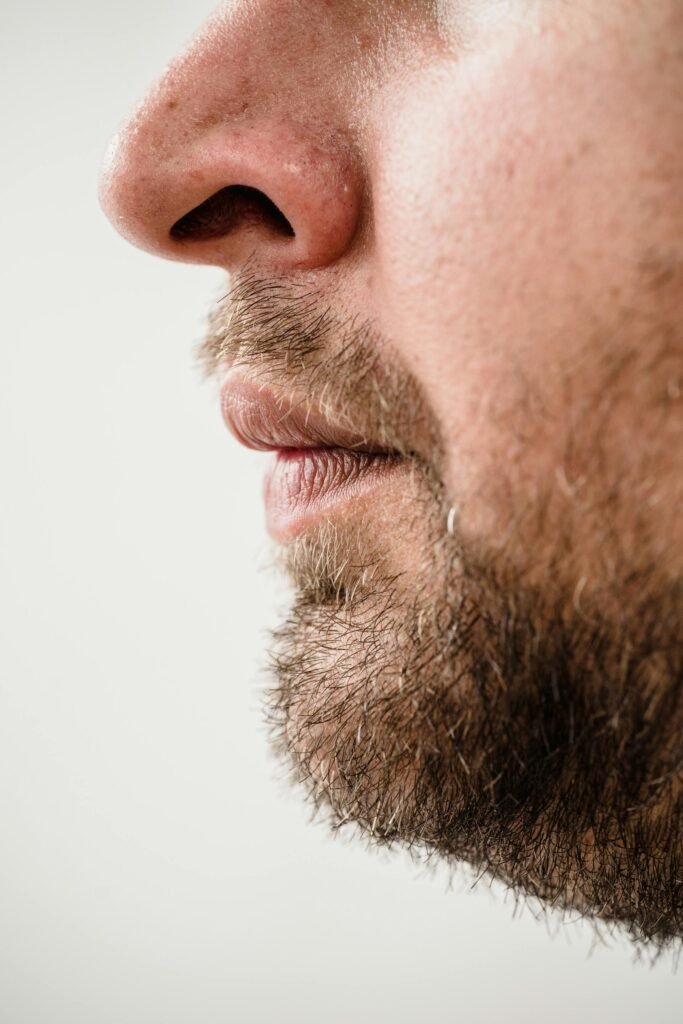 صورة لوجه رجل تظهر فيها مسام الأنف بشكل واضح