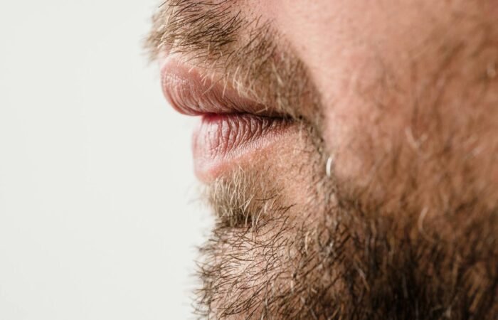 صورة لوجه رجل تظهر فيها مسام الأنف بشكل واضح