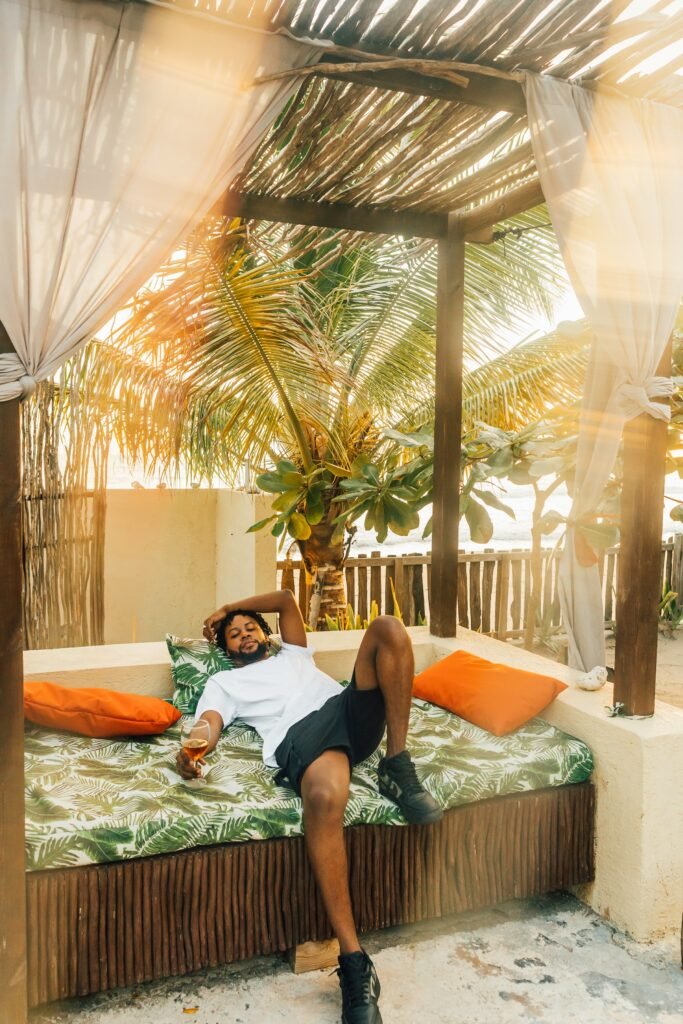 رجل يسترخي بعد جلسة عناية بالجسم بمقشر طبيعي في أجواء منزلية مريحة