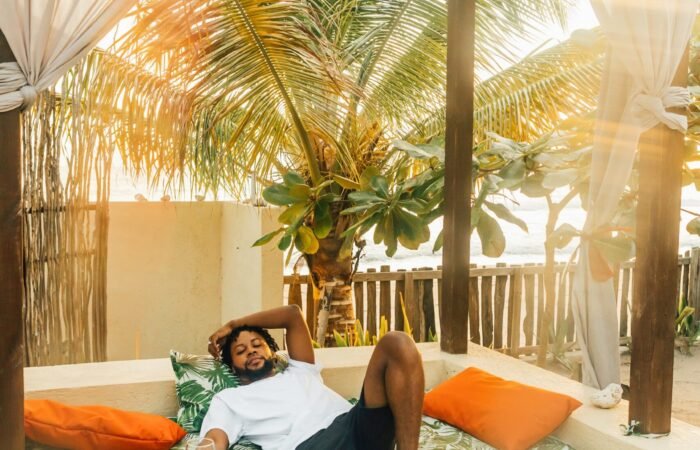 رجل يسترخي بعد جلسة عناية بالجسم بمقشر طبيعي في أجواء منزلية مريحة